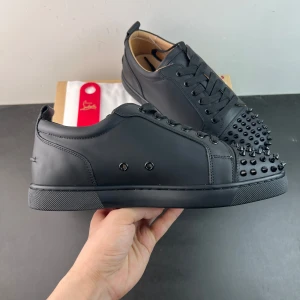 Christian Louboutins - Minimalt använda snygga sneakers från Christian Louboutin, passar absolut till sommaren. Skriv vid frågor och priset går att diskuteras