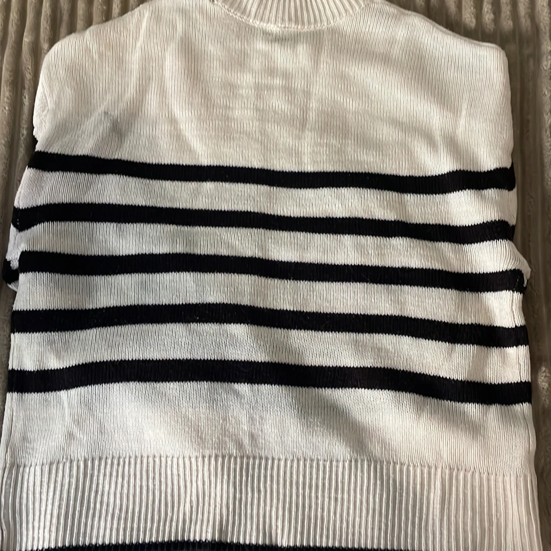 Vit och svart randig stickad tröja - 1