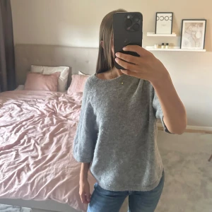 Stickad tröja från & Other Stories - Mysig grå stickad tröja från & Other Stories. Köpte den för 790 kr och den är i mycket bra skick💕