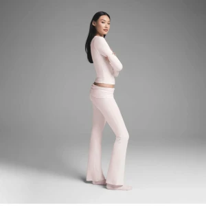 Skims yoga pants  - Skims foldover yogapants i ljusrosa i strl xs🩷☺️ de är bara använda två gånger så precis som nya💓köpta för 980kr