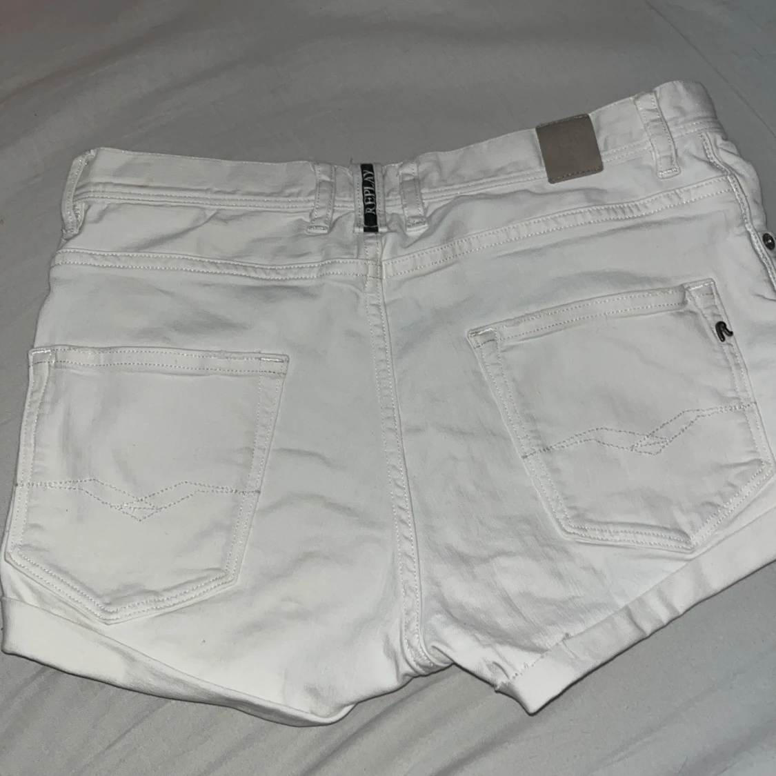 Vita jeansshorts från Replay - 1