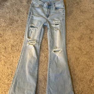 Fina jeans  - Så fina jeans från American eagle som tyvärr var för korta för mig. Fint skick.  Står ingen storlek i dom men skulle säga xs/34. Skriv för fler bilder eller mått. Tryck på köp nu!