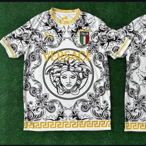 Fotbollströjor inför sommaren - Säljer äkta fotbollströjor i mycket bra skick. Perfekt för dig som samlar, spelar eller bara vill bära ditt favoritlag med stil. ✔️ 100 % original ✔️ Snabb leverans ✔️ Köpet sker smidigt via Plick – tryggt och säkert  Passa på innan de tar slut!