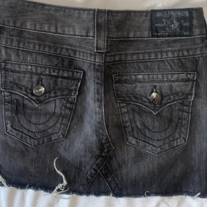true religion kjol - Snygg true religion kjol storlek 25 = S som ny! 450 + frakt Tryck gärna köp nu!💕💕 