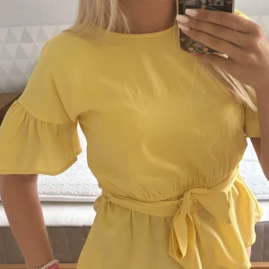 Blus - Super söt ljusgul blus perfekt till sommaren eller fest! 🎊 Använd väldigt fåtal gånger! 