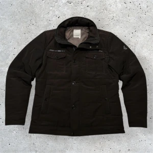 J.Lindeberg Fieldjacket  - Trendig J.Lindeberg Fieldjacket | Perfekt vår/höst jacka | Skick 8/10 inga skador | Storlek L och färgen svart/mörkbrun | SLUTSÅLD MODELL | Nypris 4000kr | Hör av er för mer information/bilder!