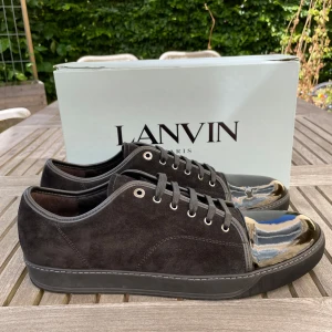 Lanvin skor(nya) uk15 - Hej! Säljer nu dessa sjukt snygga Lanvin skor. Skorna är nya! Vi rekommenderar att gå ner en storlek. Har ett begränsat antal boxar och dustbag! Hör gärna av dig vid frågor 