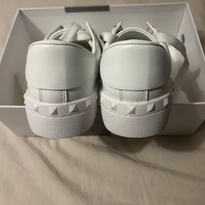 Sneakers vit/svart 43 - Skorna har snörning och en clean look som sticker ut. Storlek 43 ! Skriv vid frägor och funderingar 😊