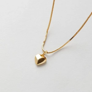 Guldpläterat hjärthalsband från Safira - Snyggt halsband i äkta 925 sterling silver från Safira, pläterat med 18K guld. Hängsmycket är ett stilrent hjärta och kedjan är justerbar mellan 40-45 cm. Perfekt för dig som gillar minimalistiska smycken med en romantisk touch.     Oanvänd , kostade 899kr