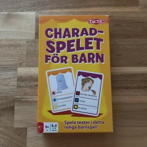 Charadspelet för barn - Ett färgglatt och roligt charadspel för barn från 6 år. Perfekt för kompisgänget eller familjen! Spela teater, gissa och skratta tillsammans. Passar 3-6 spelare och bjuder på massor av underhållning.