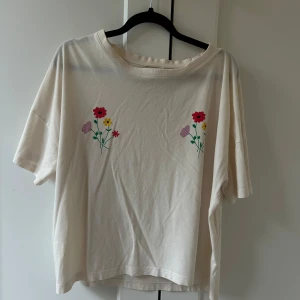 Benvit t-shirt med blommigt tryck från Monki  - Jättemysig pyjamaströja med gulliga blommor🌺💖