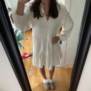Vit spetsklänning från Object M - Superfin vit klänning från Object med broderade spetsdetaljer och v-ringning. Perfekt för sommaren💛klänningen är oanvänd