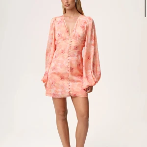 Oanvänd Adoore klänning Florence peach - Adoore klänning bra skick storlek 32/xxs