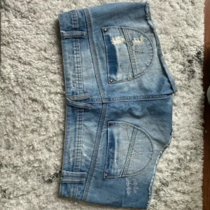 Lowwaist jeansshorts med slitningar - Snygga low waist jeansshorts i strl 40, midja:44cm. Kommer fler unika jeansshorts så följ!!