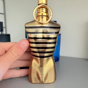 Jean Paul Gaultier Le Male Elixir 75ml - Köpt på Kicks. Box och flaska fås med. 35/75 ml kvar ungefär m. Batchkod finns för äktenhetsbevis.