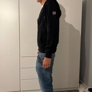 Svart zip hoodie från Colmar - Tjena, säljer en sjukt snygg zip hoodie från colmar. Skick 9/10. Funkar till allt, hör av er vid fler frågor och funderingar, pris kan diskuteras vid snabb affär, mvh