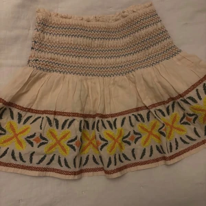 Broderad kjol - Beige kort broderad kjol. Är i storlek 164, passar som xs. Den är knappt använd. Skriv för fler frågor.