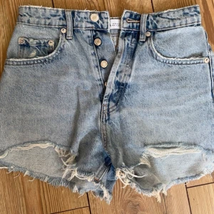 Jeansshorts  - Snygga jeansshorts från zara. De är knappt använda. Storlek 34