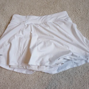 Vit sportkjol från Nike - Superskön vit sportkjol från Nike med Dri-FIT-teknologi. Bra skick 