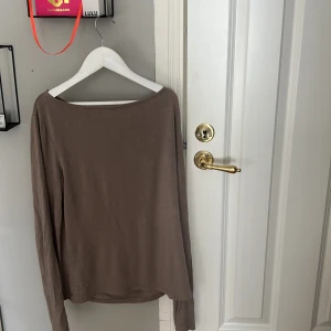 Beige långärmad topp från 157 - Säljer en enkel och stilren beige långärmad topp från 157. Fint skick 💗