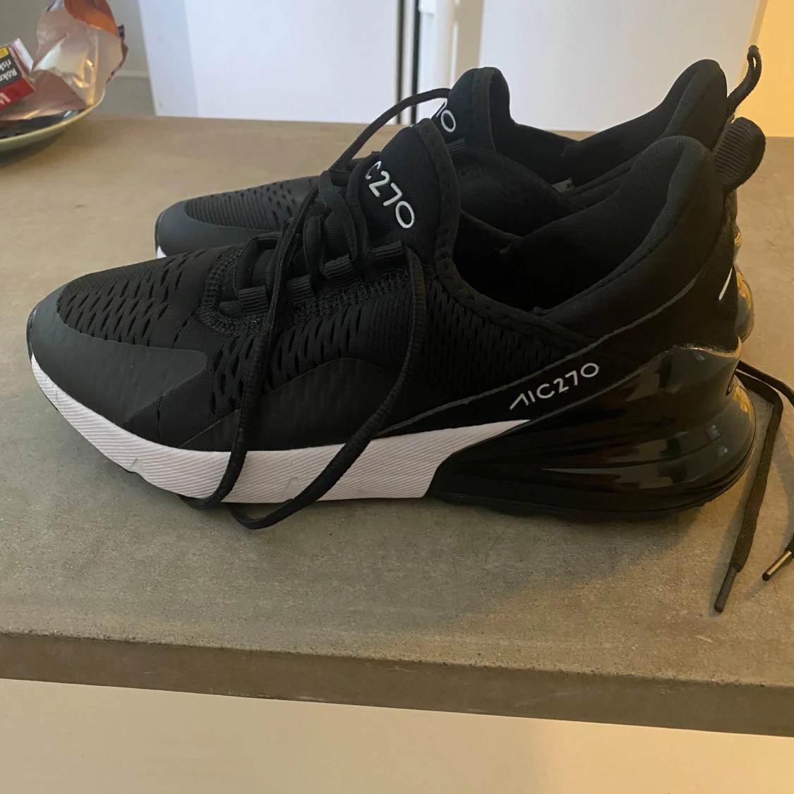 Svarta sneakers AIC270 med vit sula