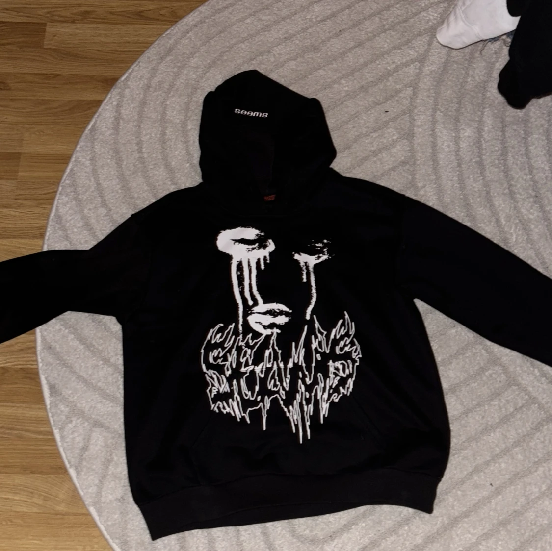 Svart hoodie från Seams med tryck