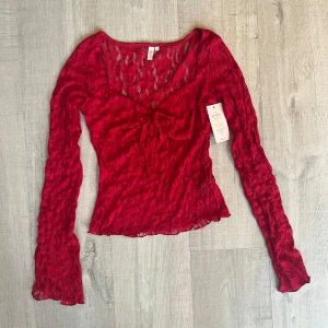 Röd spetstopp  - Röd spetstopp från Nelly, strl S. Aldrig använd, lapp kvar 