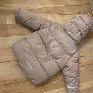 Jacka storlek 104 - Beige jacka i storlek 104