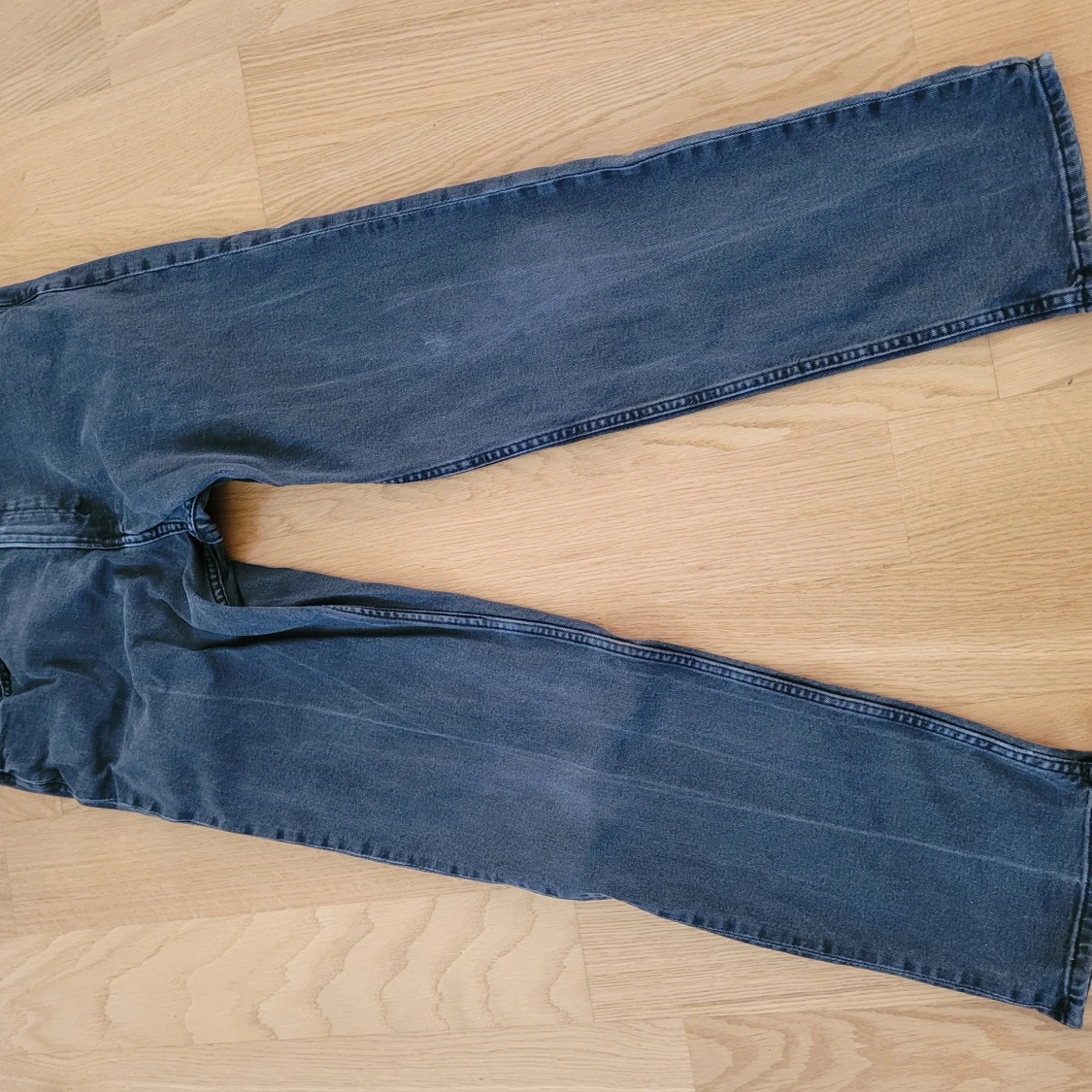 Grå tapered jeans från H&M
