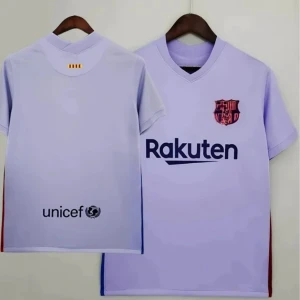 Ljuslila FC Barcelona fotbollströja - Snygg ljuslila FC Barcelona fotbollströja med klubbmärke på bröstet och Rakuten-tryck framtill. Kortärmad modell i lätt och ventilerande material, perfekt för match eller träning. Diskreta ränder i rött och blått på sidorna samt Unicef-logga på ryggen. Finns i alla storlekar 