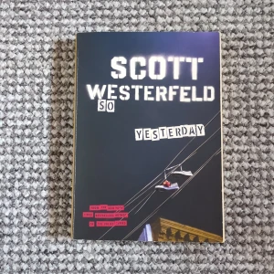 So Yesterday - En smart, rolig och spännande bok om vad som är coolt, trender och mysterier i storstaden. Perfekt för dig som gillar äventyr, humor och en vass blick på ungdomskultur och konsumtion. Skriven av författaren till Uglies-serien.