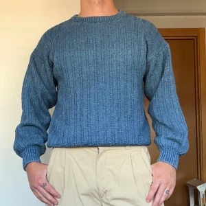 Vintage Heavyknit Tröja - Säljer en blå ribbstickad tröja med rund hals och långa ärmar. Tröjan har en snygg struktur och är gjord i ett mjukt ullblandat material. Perfekt för lager-på-lager och chill dagar. Passformen är normal och den funkar till de flesta outfits. Sitter som en S