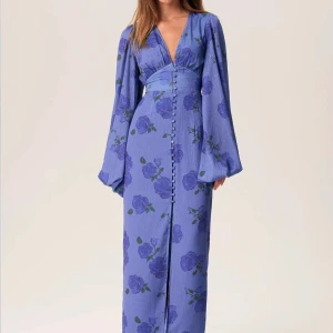 Adoore klänning  - Säljer min adoore klänning då den tyvärr blivit för liten. Det är storlek 38 men passar även om man i vanliga fall har 36🌸 endast använd vid två tillfällen.