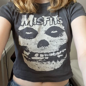 Svart Misfits topp - Cool svart t-shirt med Misfits-tryck som jag säljer eftersom den aldrig kommit till användning.