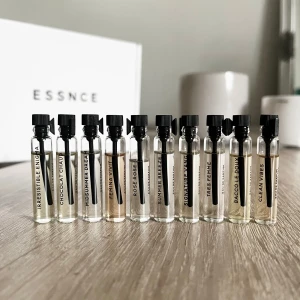 10 Essnce parfymer - 10 Essnce parfymer, 2ml, alltså 20ml sammanlagt. Dofterna Irresistible Enigma, Signature Vang, Midsummer Dream, Tres Femme, Clean Vibes, Summer Breeze, Chocolat Chaud, Rose Rose, Femina Vivit och Bacco Le Doux. Några av dem är testade 1-2 gånger. Nypriset är 45kr/st på webben, alltså 450 för alla i nypris.