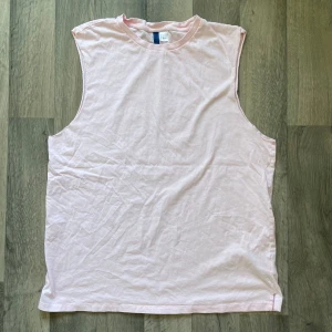 H&M ljusrosa ärmlös topp från Divided - Säljer en ljusrosa ärmlös topp från Divided i storlek L. Perfekt för varma dagar eller som lager under skjortor och jackor. Längden är 73 cm