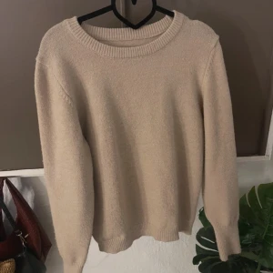 Beige stickad  - Använd någon gång bara!!