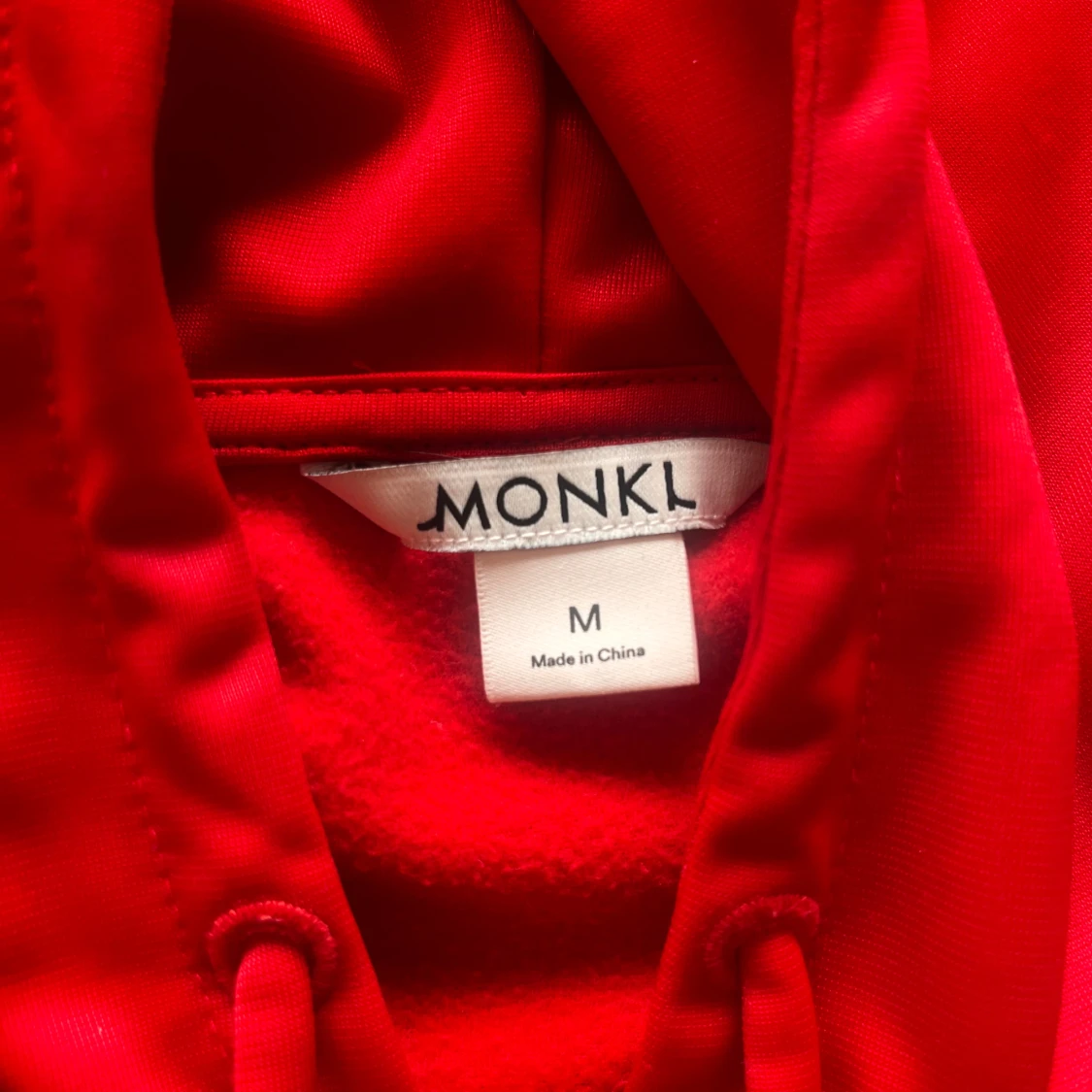 Röd vindjacka med hjärtdetalj från Monki - 1