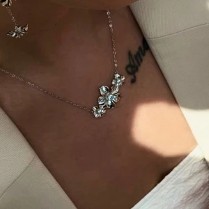 Ioaku halsband  - Super fint halsband från ioaku, säljer då jag bytt till guld smycken, knappt använd! Nypris: 599kr💝