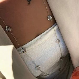 Ioaku halsband  - Super fint långt halsband från ioaku som jag säljer då jag bytt till Guld smycken, knappt använd! Går också att dubbla det runt halsen💝Nytt: 800kr