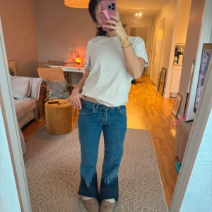 Unika jeans  -  snygga jeans med coola detaljer. Jätte bra skick. Det står storlek 38 i men skulle snarare säga att de passar 34-36. Säljer då dem inte passar
