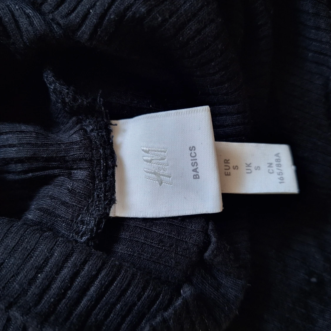 Svart ribbad polotröja i viskos - 4