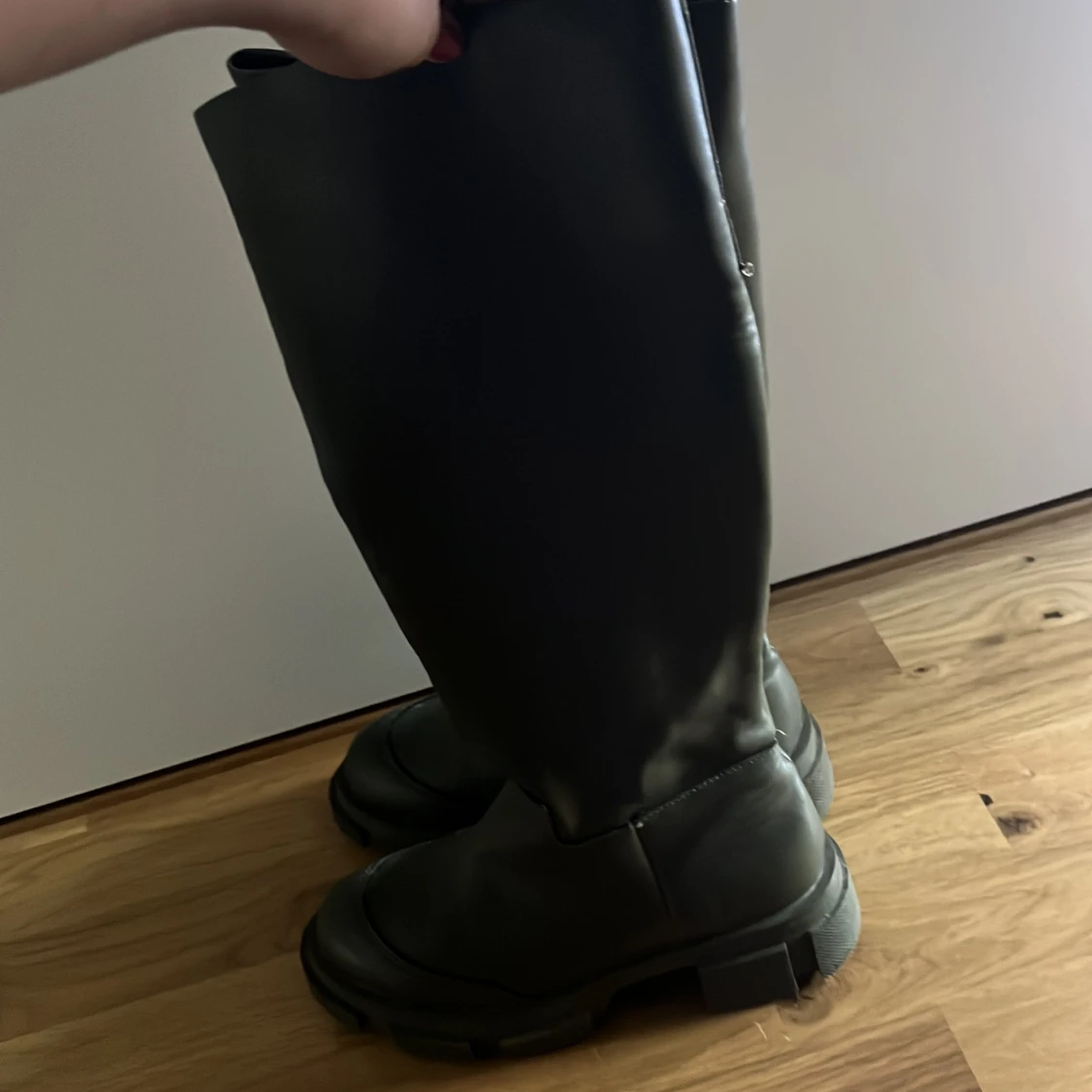 Gröna höga boots i skinnimitation