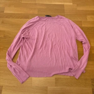 Rosa tröja från Zara - Superfin rosa tunn stickad tröja från Zara i storlek M. Tröjan har rund halsringning, långa ärmar och ribbade muddar vid ärmslut och nederkant.