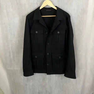 Oscar Jacobson overshirt  - Riktigt soft overshirt av Oscar Jacobson. Storlek M, modellen är 185, riktigt fint skick