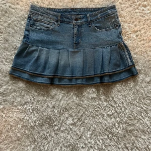 Levi's jeanskjol med volang - En jeanskjol omsydd från ett par jeans. Midjemått tvärsöver - ca 32cm stretchig Längd - 35cm