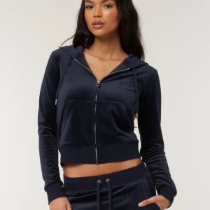 Juicy Couture tröja - Säljer nu min mörkblåa juicy tröja i storlek XS. Knappt använd och inga defekter alls!!! Kan diskutera pris💕