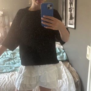 Svart stickad tröja med trekvartsärm - En svart stickad tröja med avslappnad passform och trekvartsärmar. Perfekt för lager-på-lager och funkar lika bra till jeans som till kjol. Enkel och stilren design som passar till många olika looks.