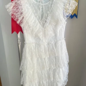 Vit spets klänning  - Säljer nu min fina spets klänning då den inte kommer komma till användning, använd en gång och det var studenten. Super super fin och inget sönder eller fläck! 🩷