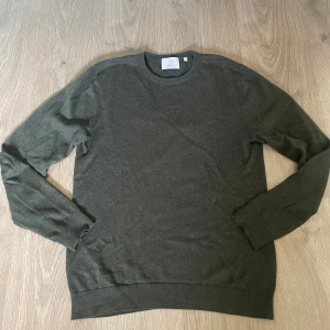 Mörkgrön tröja  - En stilren mörkgrå stickad tröja från Bläck i storlek S. Den är bra skick och riktigt skön passform. Ställ frågor vid funderingar. 